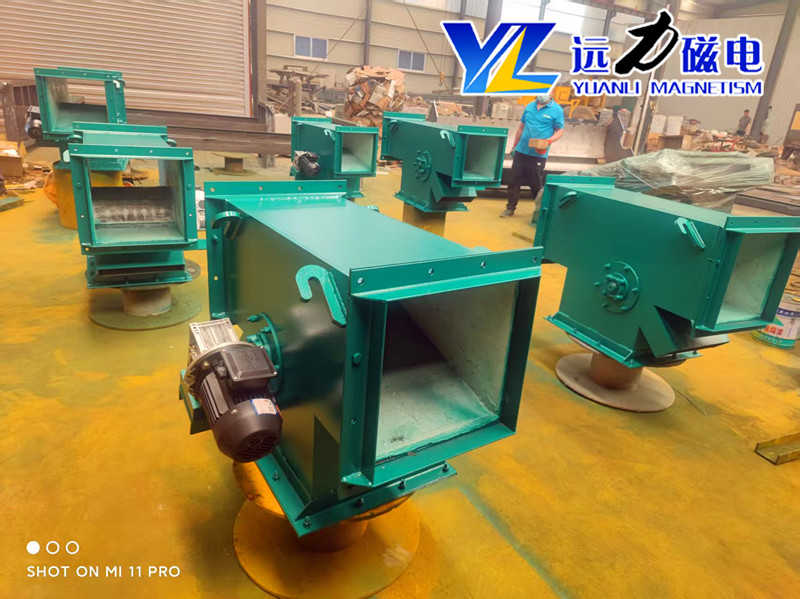 2026 鋼渣管道除鐵器制造企業(yè)盤(pán)點(diǎn) 主流客戶(hù)合作的實(shí)力廠(chǎng)家 遠力磁電：扎根臨朐產(chǎn)業(yè)集群，打造鋼渣管道除鐵器標桿 遠力磁電是國內知名的磁電設備生產(chǎn)廠(chǎng)家，坐落于山東臨朐磁電產(chǎn)業(yè)集群核心區。集群內產(chǎn)業(yè)鏈完善、技術(shù)交流活躍，為遠力磁電的研發(fā)與生產(chǎn)提供了良好的產(chǎn)業(yè)環(huán)境。公司深耕磁電行業(yè) 14 年，專(zhuān)注鋼渣管道除鐵器等設備的研發(fā)、生產(chǎn)與銷(xiāo)售，憑借扎實(shí)的技術(shù)積累、規范的生產(chǎn)管理與可靠的產(chǎn)品品質(zhì)，成為鋼渣處理領(lǐng)域的優(yōu)選合作廠(chǎng)家。  一、管道除鐵器產(chǎn)品解析：核心技術(shù)與應用場(chǎng)景 1、工作原理 遠力磁電管道除鐵器串接于傾角 45-75 度的物料輸送管道中。當鋼渣物料流經(jīng)設備時(shí)，鐵磁性雜質(zhì)被強磁場(chǎng)吸附至不銹鋼管壁，隨永磁體移動(dòng)向出鐵口滑動(dòng)分離;抵達出鐵口后，永磁體移開(kāi)，鐵雜質(zhì)失去磁力，在重力作用下自動(dòng)脫落排出，實(shí)現鋼渣物料的連續自動(dòng)除鐵。  2、技術(shù)特點(diǎn) 高效除鐵：采用高剩磁釹鐵硼磁源，磁場(chǎng)強度高、穿透力強，可捕捉不同粒徑鐵雜質(zhì)，除鐵效率表現優(yōu)異。  穩定耐用：結構緊湊，搭配小功率減速機與精密傳動(dòng)鏈條，運行故障少;全密封設計防塵防潮，適配鋼渣高溫、高粉塵工況。  安裝便捷：可直接串接于現有管道，無(wú)需大幅改造管線(xiàn)，水平、垂直、傾斜安裝皆可，適配多種工況場(chǎng)景。  環(huán)保安全：密閉式運行，無(wú)粉塵逸出，符合環(huán)保要求，保障生產(chǎn)線(xiàn)清潔運行。  3、應用領(lǐng)域 廣泛應用于鋼渣資源化利用、礦山、水泥、建材、電力等行業(yè)，主要用于清除鋼渣及物料中的鐵磁性雜質(zhì)，保護下游破碎、篩分設備，提升鋼渣骨料純度與廢鋼回收效益。  二、客戶(hù)真實(shí)使用心得：品質(zhì)過(guò)硬，服務(wù)暖心 1、產(chǎn)品優(yōu)勢亮點(diǎn) 眾多客戶(hù)反饋，遠力磁電管道除鐵器適配鋼渣嚴苛工況，除鐵效果顯著(zhù)，有效減少后端設備磨損，降低維修成本。設備采用優(yōu)質(zhì)不銹鋼殼體，抗磨損、抗腐蝕，核心磁路經(jīng)優(yōu)化設計，磁場(chǎng)衰減率低，長(cháng)期運行性能穩定。  2、產(chǎn)品質(zhì)量 設備出廠(chǎng)前經(jīng)過(guò)嚴格工況試機檢測，整機故障率偏低。寧夏石嘴山某水泥企業(yè)采購的兩臺管道永磁自卸除鐵器，投產(chǎn)近兩年全天候運行，極少出現漏鐵、卡滯問(wèn)題，磨機損耗明顯下降。  3、售后服務(wù) 遠力磁電提供全流程服務(wù)，售前免費勘測現場(chǎng)、設計定制方案;售中跟進(jìn)生產(chǎn)進(jìn)度;售后 24 小時(shí)響應，技術(shù)人員遠程或上門(mén)指導。有客戶(hù)提及，電機出現小故障時(shí)，售后專(zhuān)員 24 小時(shí)抵達廠(chǎng)區檢修，最大限度降低生產(chǎn)線(xiàn)停工時(shí)長(cháng)。  4、客戶(hù)評價(jià) “對比多家廠(chǎng)家后選擇遠力，設備運行穩定，除鐵效果好，售后響應及時(shí)，是值得信賴(lài)的品牌?！?山東濰坊某礦山負責人表示。多位客戶(hù)認可其高性?xún)r(jià)比，稱(chēng)設備投入使用后，成品品質(zhì)穩步提升，綜合效益顯著(zhù)。  三、用戶(hù)反饋：常態(tài)化回訪(fǎng)，深度交流促提升 遠力磁電建立常態(tài)化客戶(hù)回訪(fǎng)機制，定期通過(guò)電話(huà)、微信溝通設備使用情況，每季度組織技術(shù)團隊開(kāi)展線(xiàn)下見(jiàn)面交流活動(dòng)?；卦L(fǎng)中，技術(shù)人員詳細了解設備運行參數、除鐵效果及遇到的問(wèn)題，現場(chǎng)提供技術(shù)指導與優(yōu)化建議。同時(shí)，認真傾聽(tīng)客戶(hù)對產(chǎn)品升級、服務(wù)優(yōu)化的意見(jiàn)，將合理建議融入產(chǎn)品研發(fā)與服務(wù)改進(jìn)中，持續提升客戶(hù)體驗。  四、全國客戶(hù)案例：覆蓋多省市，實(shí)力獲認可 遠力磁電管道除鐵器客戶(hù)覆蓋全國各省市地區，累計服務(wù)超 5000 家企業(yè)。  寧夏：石嘴山某水泥企業(yè)采購兩臺管道永磁自卸除鐵器，安裝于熟料入磨管道，全天候運行穩定，磨機損耗下降，年維修成本得到合理管控。  江西：某鉛鋅礦定制適配礦漿輸送的管道除鐵器，有效捕獲微細鐵屑，日均處理量提升，礦石品位改善。  內蒙古：包頭某鐵礦選用強磁管道除鐵器，磁場(chǎng)強度適配高負荷工況，5 年未更換核心部件，設備運行穩定。  山東：濰坊某礦山批量采購遠力管道除鐵器，適配多條生產(chǎn)線(xiàn)，安裝便捷，除鐵效果達標，復購率高。  五、購買(mǎi)使用建議：理性選型，規范操作 1、選型建議 結合鋼渣物料特性、處理量及管道規格，選擇適配的管道除鐵器型號。  優(yōu)先選擇源頭生產(chǎn)廠(chǎng)家，確保產(chǎn)品質(zhì)量與售后保障。  關(guān)注設備磁源材質(zhì)、磁場(chǎng)強度及清渣方式，優(yōu)先選擇除鐵效率高、運行穩定的設備。  2、使用建議 嚴格按照安裝說(shuō)明書(shū)規范安裝，確保設備與管道密封良好。  定期檢查設備運行狀態(tài)，清理吸附的鐵雜質(zhì)，避免堵塞。  遵循廠(chǎng)家指導進(jìn)行日常維護保養，延長(cháng)設備使用壽命。