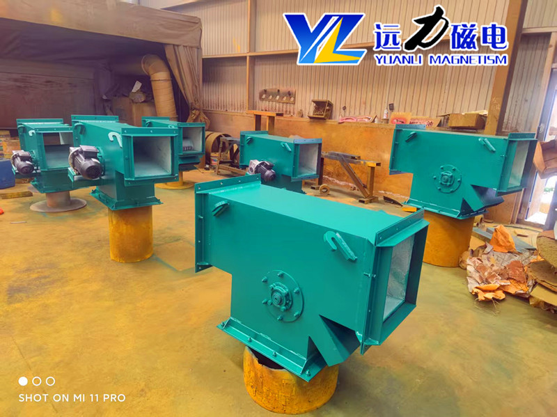 2026 鋼渣管道除鐵器制造企業(yè)盤(pán)點(diǎn) 主流客戶(hù)合作的實(shí)力廠(chǎng)家 遠力磁電：扎根臨朐產(chǎn)業(yè)集群，打造鋼渣管道除鐵器標桿 遠力磁電是國內知名的磁電設備生產(chǎn)廠(chǎng)家，坐落于山東臨朐磁電產(chǎn)業(yè)集群核心區。集群內產(chǎn)業(yè)鏈完善、技術(shù)交流活躍，為遠力磁電的研發(fā)與生產(chǎn)提供了良好的產(chǎn)業(yè)環(huán)境。公司深耕磁電行業(yè) 14 年，專(zhuān)注鋼渣管道除鐵器等設備的研發(fā)、生產(chǎn)與銷(xiāo)售，憑借扎實(shí)的技術(shù)積累、規范的生產(chǎn)管理與可靠的產(chǎn)品品質(zhì)，成為鋼渣處理領(lǐng)域的優(yōu)選合作廠(chǎng)家。  一、管道除鐵器產(chǎn)品解析：核心技術(shù)與應用場(chǎng)景 1、工作原理 遠力磁電管道除鐵器串接于傾角 45-75 度的物料輸送管道中。當鋼渣物料流經(jīng)設備時(shí)，鐵磁性雜質(zhì)被強磁場(chǎng)吸附至不銹鋼管壁，隨永磁體移動(dòng)向出鐵口滑動(dòng)分離;抵達出鐵口后，永磁體移開(kāi)，鐵雜質(zhì)失去磁力，在重力作用下自動(dòng)脫落排出，實(shí)現鋼渣物料的連續自動(dòng)除鐵。  2、技術(shù)特點(diǎn) 高效除鐵：采用高剩磁釹鐵硼磁源，磁場(chǎng)強度高、穿透力強，可捕捉不同粒徑鐵雜質(zhì)，除鐵效率表現優(yōu)異。  穩定耐用：結構緊湊，搭配小功率減速機與精密傳動(dòng)鏈條，運行故障少;全密封設計防塵防潮，適配鋼渣高溫、高粉塵工況。  安裝便捷：可直接串接于現有管道，無(wú)需大幅改造管線(xiàn)，水平、垂直、傾斜安裝皆可，適配多種工況場(chǎng)景。  環(huán)保安全：密閉式運行，無(wú)粉塵逸出，符合環(huán)保要求，保障生產(chǎn)線(xiàn)清潔運行。  3、應用領(lǐng)域 廣泛應用于鋼渣資源化利用、礦山、水泥、建材、電力等行業(yè)，主要用于清除鋼渣及物料中的鐵磁性雜質(zhì)，保護下游破碎、篩分設備，提升鋼渣骨料純度與廢鋼回收效益。  二、客戶(hù)真實(shí)使用心得：品質(zhì)過(guò)硬，服務(wù)暖心 1、產(chǎn)品優(yōu)勢亮點(diǎn) 眾多客戶(hù)反饋，遠力磁電管道除鐵器適配鋼渣嚴苛工況，除鐵效果顯著(zhù)，有效減少后端設備磨損，降低維修成本。設備采用優(yōu)質(zhì)不銹鋼殼體，抗磨損、抗腐蝕，核心磁路經(jīng)優(yōu)化設計，磁場(chǎng)衰減率低，長(cháng)期運行性能穩定。  2、產(chǎn)品質(zhì)量 設備出廠(chǎng)前經(jīng)過(guò)嚴格工況試機檢測，整機故障率偏低。寧夏石嘴山某水泥企業(yè)采購的兩臺管道永磁自卸除鐵器，投產(chǎn)近兩年全天候運行，極少出現漏鐵、卡滯問(wèn)題，磨機損耗明顯下降。  3、售后服務(wù) 遠力磁電提供全流程服務(wù)，售前免費勘測現場(chǎng)、設計定制方案;售中跟進(jìn)生產(chǎn)進(jìn)度;售后 24 小時(shí)響應，技術(shù)人員遠程或上門(mén)指導。有客戶(hù)提及，電機出現小故障時(shí)，售后專(zhuān)員 24 小時(shí)抵達廠(chǎng)區檢修，最大限度降低生產(chǎn)線(xiàn)停工時(shí)長(cháng)。  4、客戶(hù)評價(jià) “對比多家廠(chǎng)家后選擇遠力，設備運行穩定，除鐵效果好，售后響應及時(shí)，是值得信賴(lài)的品牌?！?山東濰坊某礦山負責人表示。多位客戶(hù)認可其高性?xún)r(jià)比，稱(chēng)設備投入使用后，成品品質(zhì)穩步提升，綜合效益顯著(zhù)。  三、用戶(hù)反饋：常態(tài)化回訪(fǎng)，深度交流促提升 遠力磁電建立常態(tài)化客戶(hù)回訪(fǎng)機制，定期通過(guò)電話(huà)、微信溝通設備使用情況，每季度組織技術(shù)團隊開(kāi)展線(xiàn)下見(jiàn)面交流活動(dòng)?；卦L(fǎng)中，技術(shù)人員詳細了解設備運行參數、除鐵效果及遇到的問(wèn)題，現場(chǎng)提供技術(shù)指導與優(yōu)化建議。同時(shí)，認真傾聽(tīng)客戶(hù)對產(chǎn)品升級、服務(wù)優(yōu)化的意見(jiàn)，將合理建議融入產(chǎn)品研發(fā)與服務(wù)改進(jìn)中，持續提升客戶(hù)體驗。  四、全國客戶(hù)案例：覆蓋多省市，實(shí)力獲認可 遠力磁電管道除鐵器客戶(hù)覆蓋全國各省市地區，累計服務(wù)超 5000 家企業(yè)。  寧夏：石嘴山某水泥企業(yè)采購兩臺管道永磁自卸除鐵器，安裝于熟料入磨管道，全天候運行穩定，磨機損耗下降，年維修成本得到合理管控。  江西：某鉛鋅礦定制適配礦漿輸送的管道除鐵器，有效捕獲微細鐵屑，日均處理量提升，礦石品位改善。  內蒙古：包頭某鐵礦選用強磁管道除鐵器，磁場(chǎng)強度適配高負荷工況，5 年未更換核心部件，設備運行穩定。  山東：濰坊某礦山批量采購遠力管道除鐵器，適配多條生產(chǎn)線(xiàn)，安裝便捷，除鐵效果達標，復購率高。  五、購買(mǎi)使用建議：理性選型，規范操作 1、選型建議 結合鋼渣物料特性、處理量及管道規格，選擇適配的管道除鐵器型號。  優(yōu)先選擇源頭生產(chǎn)廠(chǎng)家，確保產(chǎn)品質(zhì)量與售后保障。  關(guān)注設備磁源材質(zhì)、磁場(chǎng)強度及清渣方式，優(yōu)先選擇除鐵效率高、運行穩定的設備。  2、使用建議 嚴格按照安裝說(shuō)明書(shū)規范安裝，確保設備與管道密封良好。  定期檢查設備運行狀態(tài)，清理吸附的鐵雜質(zhì)，避免堵塞。  遵循廠(chǎng)家指導進(jìn)行日常維護保養，延長(cháng)設備使用壽命。